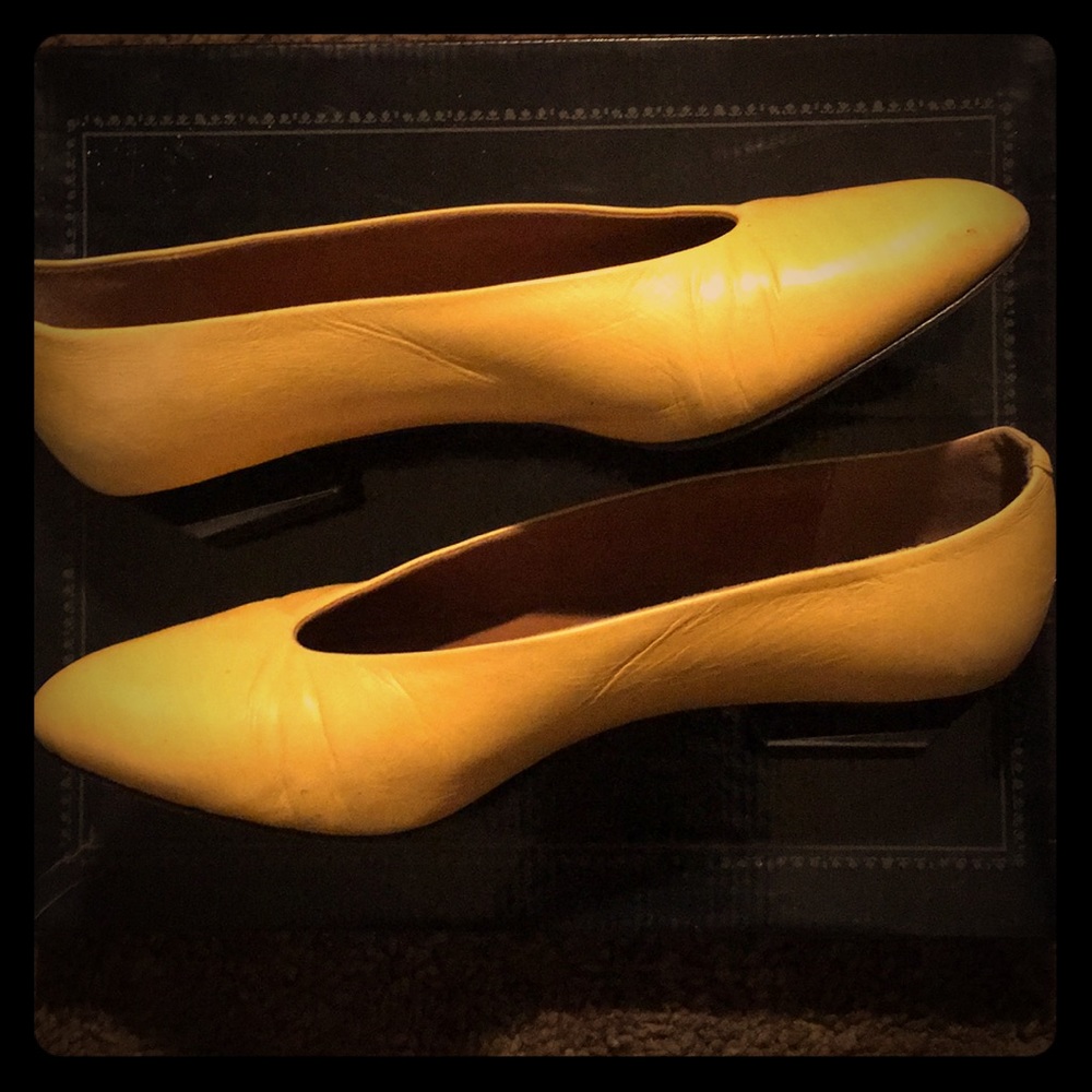 Kitten heel vintage shoes